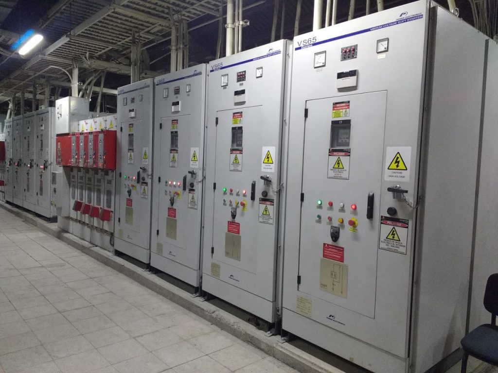 Paneles eléctricos industriales con filtros APF en sala técnica minera.