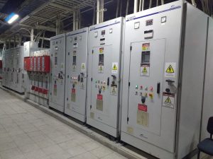 Paneles eléctricos industriales con filtros APF en sala técnica minera.